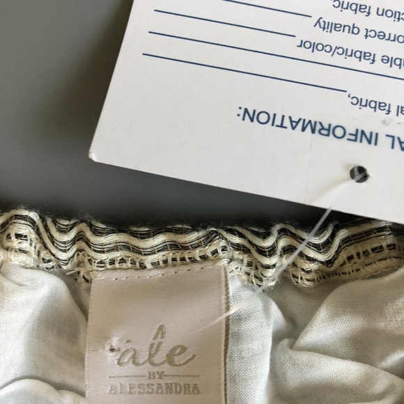 Ale Crop Top - Picture 2 of 2